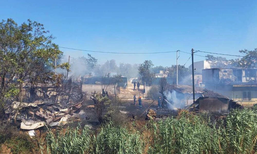 Κανονικά η κυκλοφορία στο Μενίδι και στην Τατοΐου που είχε διακοπεί λόγω πυρκαγιών